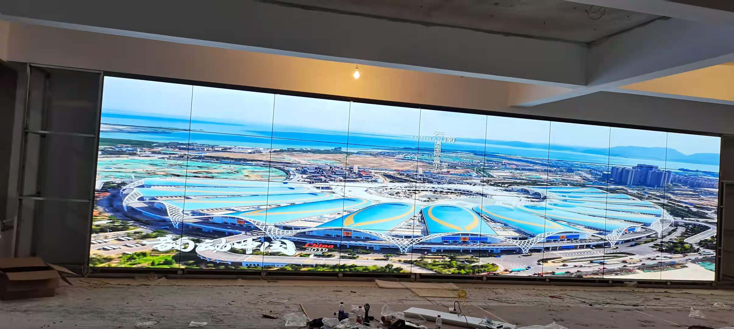 不同氣候條件（如高溫、高濕度、沙塵）下，戶外LED顯示屏的維護策略有何差異？