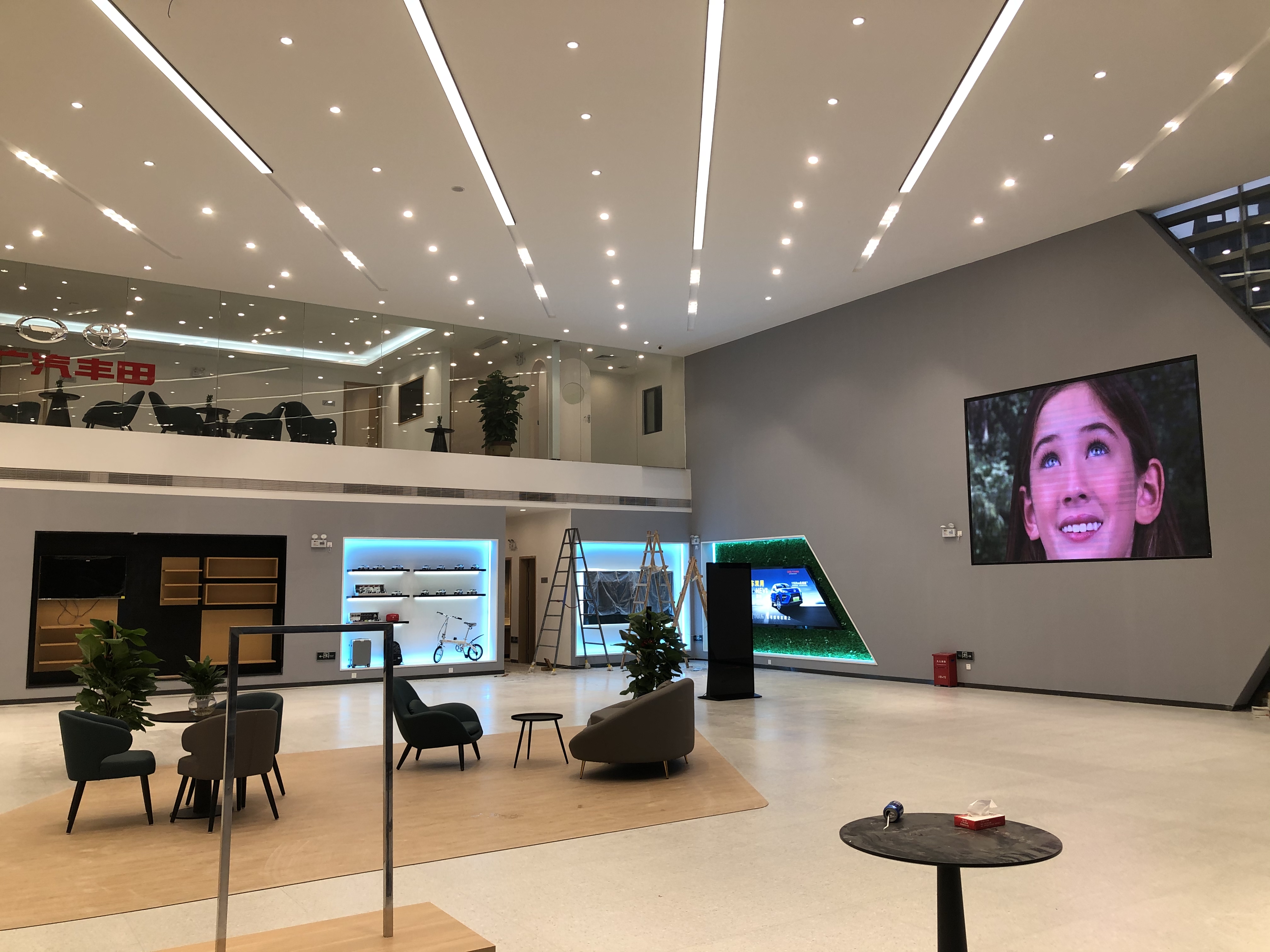 店員瘋狂發(fā)傳單，顧客卻頭也不抬？LED廣告機(jī)‘強(qiáng)制吸睛’的5個(gè)心機(jī)設(shè)計(jì)”