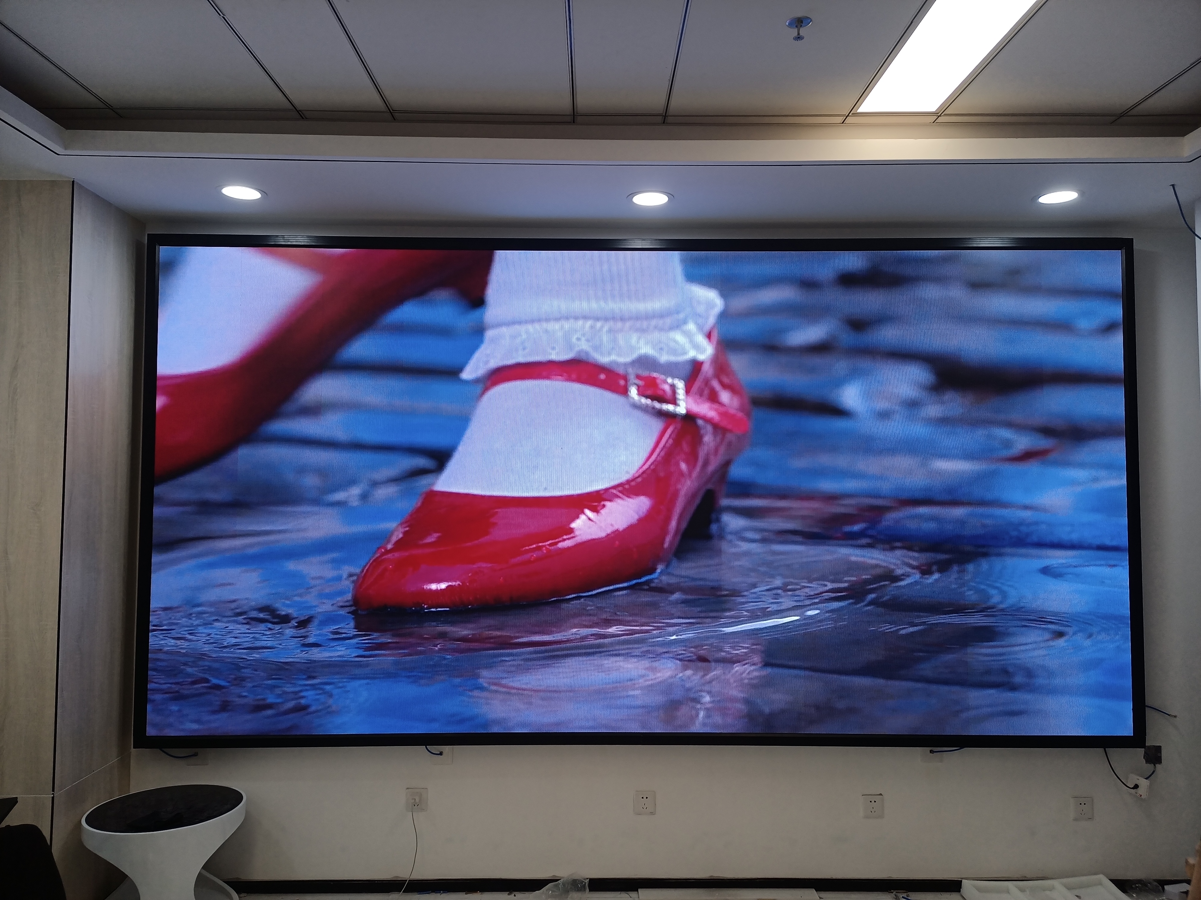 在交通誘導(dǎo)屏、商業(yè)廣告屏、體育賽事屏等場景中，戶外LED顯示屏的設(shè)計要點有何不同？