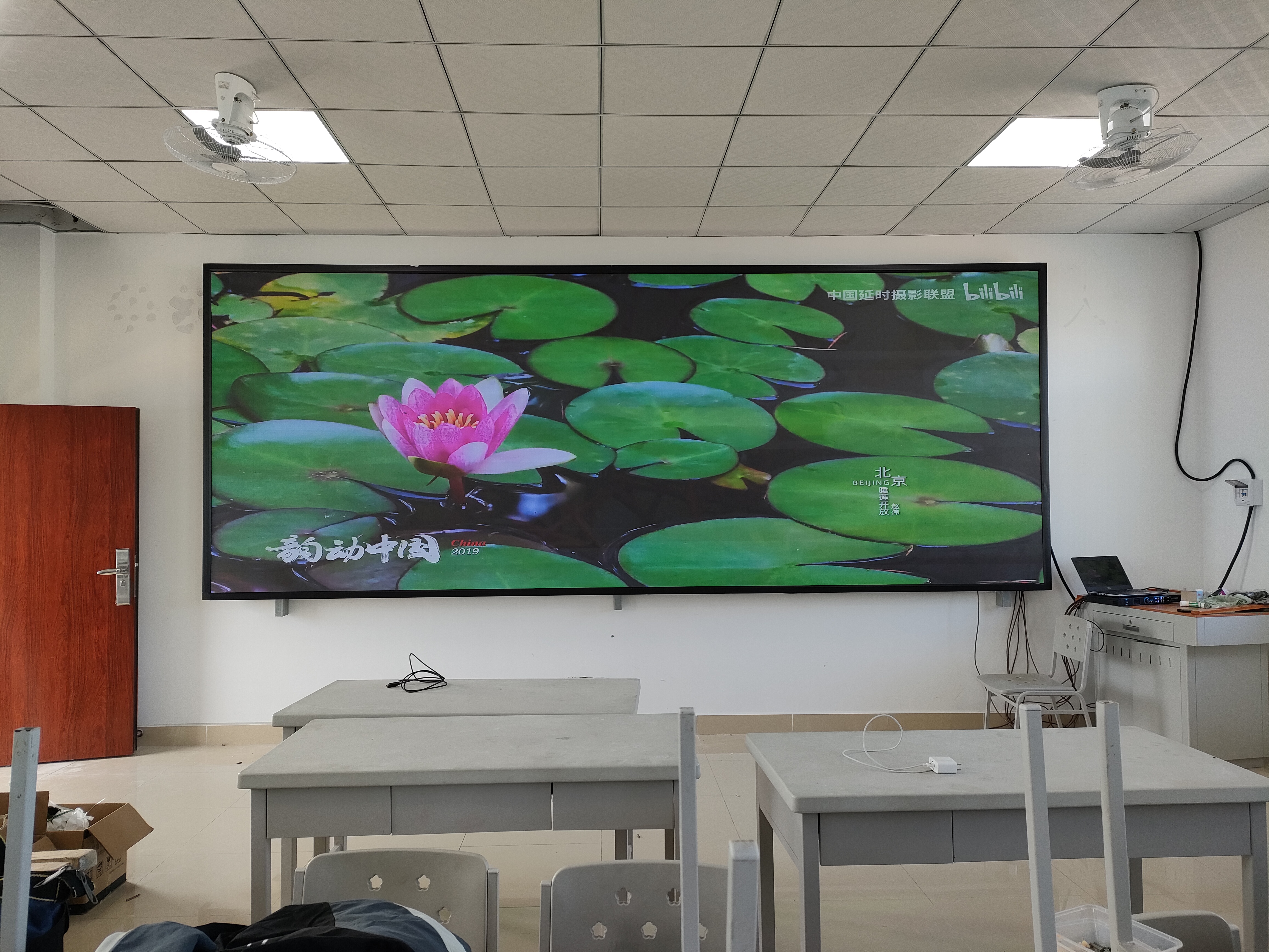 戶外屏長期暴露在陽光下，怎樣防止外殼老化和屏幕褪色？